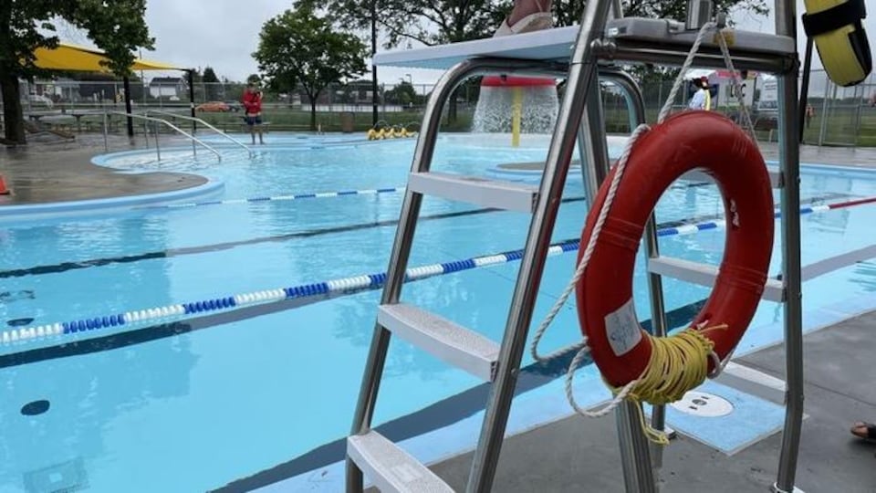 Des sauveteurs autour de la piscine.
