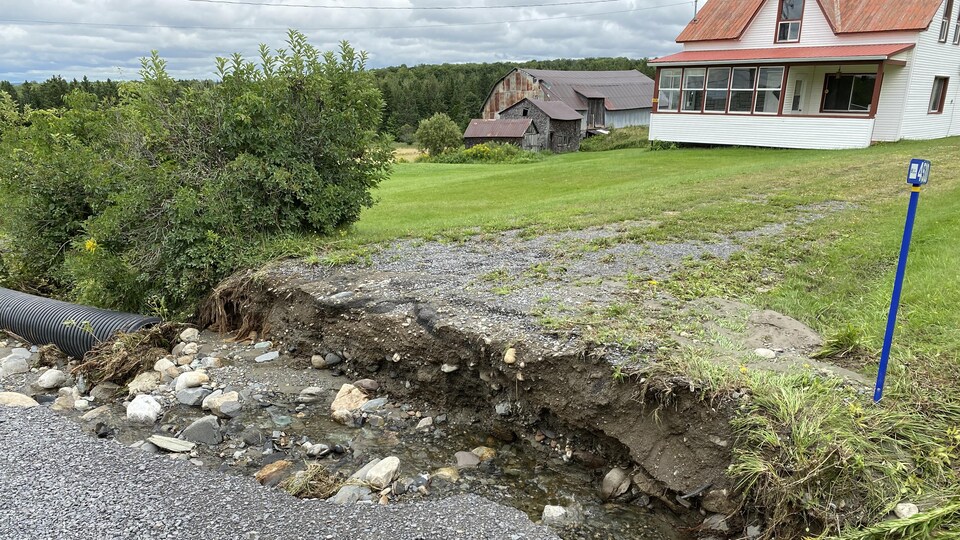 Une habitation devant laquelle la route s'est effondrée.