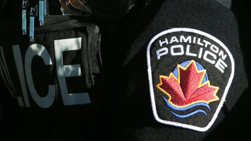Gros plan du blason sur la manche d'un uniforme de police de Hamilton.