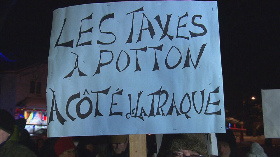Une pancarte contre la hausse de taxes à Potton.