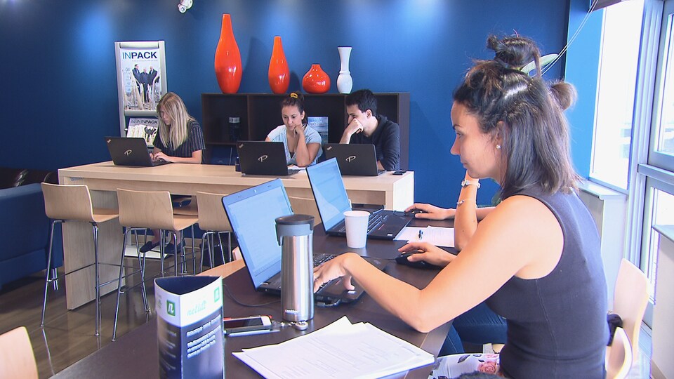 Des employés qui travaillent dans les bureaux de Premier Tech à Rivière-du-Loup
