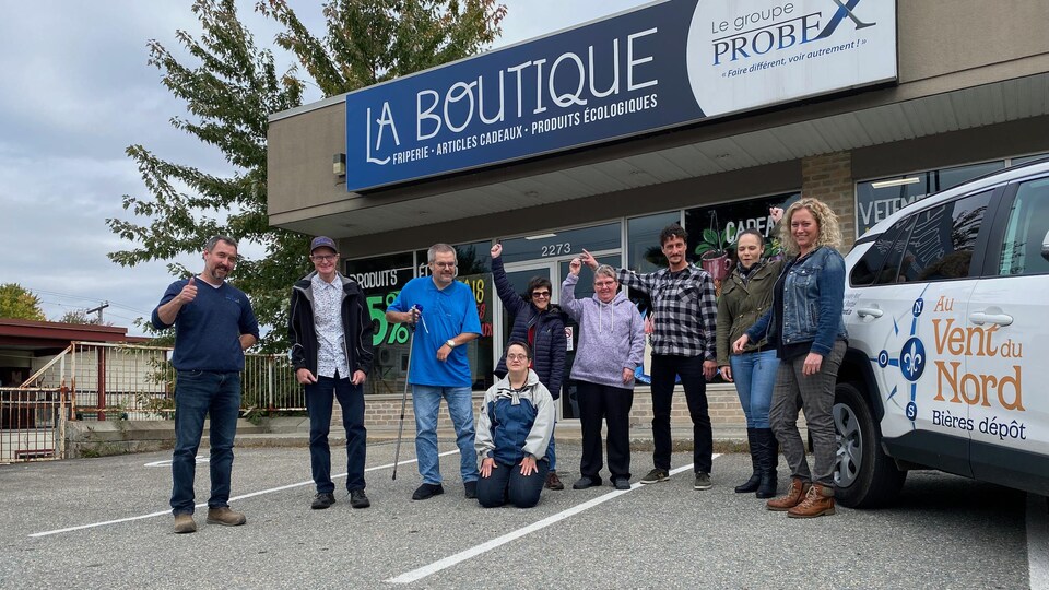 Des stagiaires du Groupe Probex devant l'ancienne Boutique.