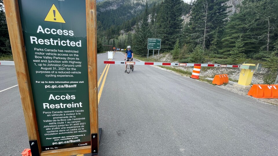 Un panneau d'accès restreint sur la promenade de la Vallée-de-la-Bow.