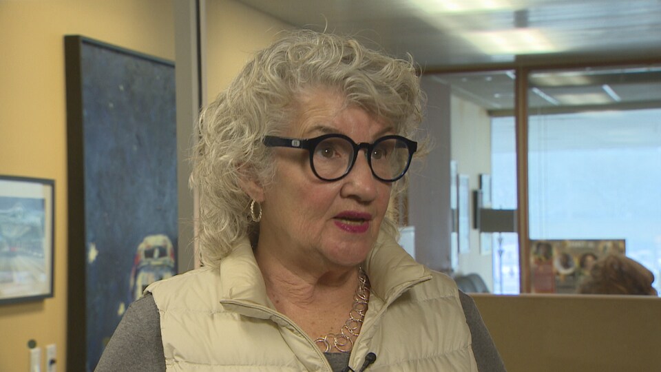 Paula Fletcher parle à un journaliste.