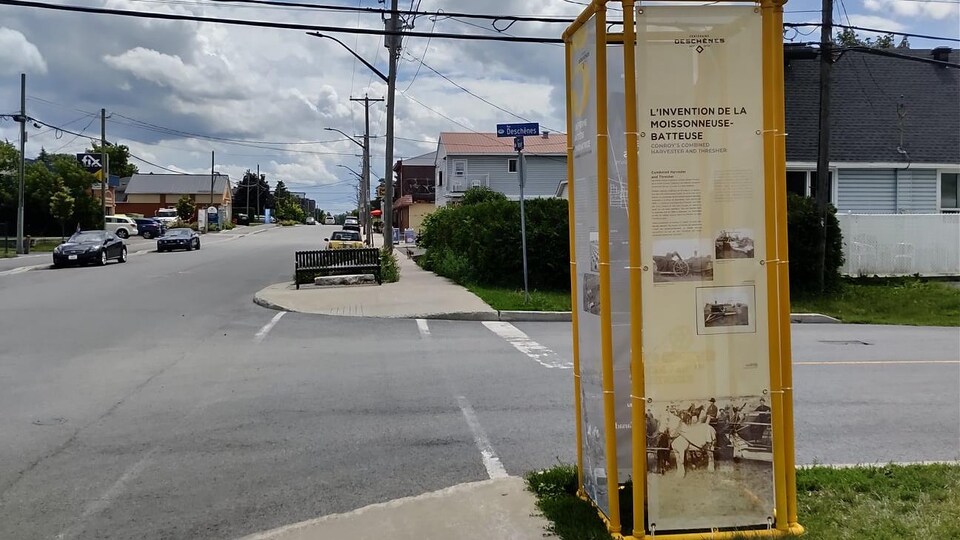 Une tour d'interprétation à l'angle du chemin Vanier et de la rue Deschênes.