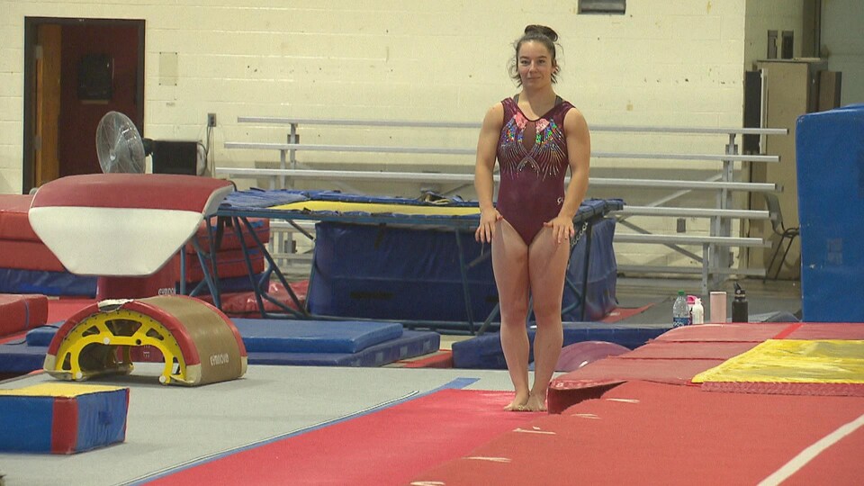 La gymnaste, Raphaëlle Perreault, s'apprête à prendre son élan et sauter.