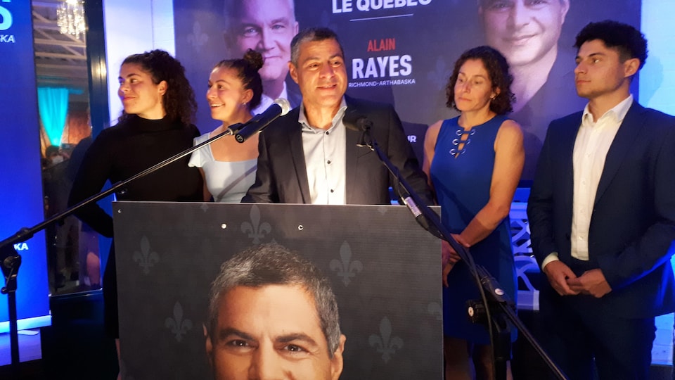 Alain Rayes fait son discours de la victoire devant sa famille.