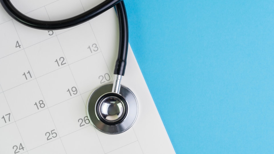 Un stéthoscope déposé sur un calendrier.