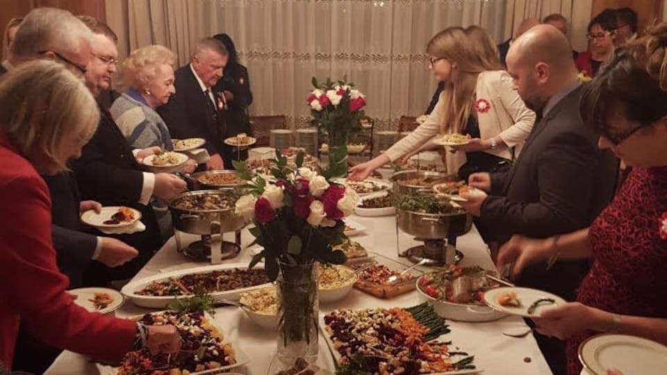 Une famille partage un repas des fêtes.