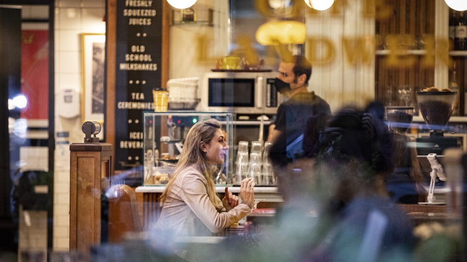 Des clients dans un café restaurant.
