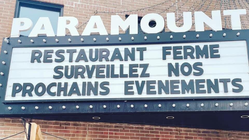 La marquise du restaurant Paramount indique que l'établissement est fermé.