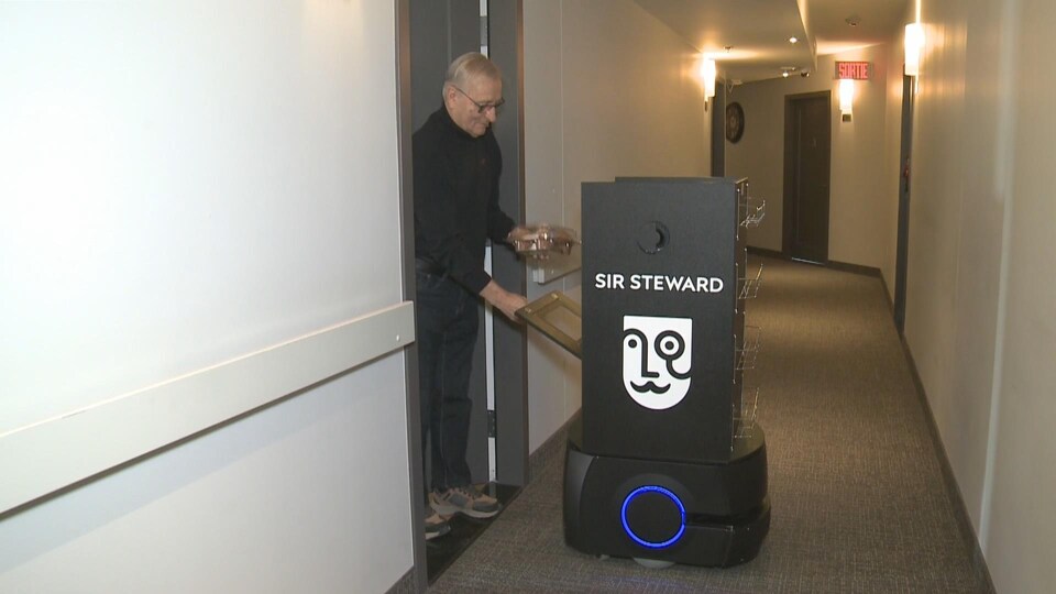 Un robot en renfort dans un complexe pour retraités | Radio-Canada.ca