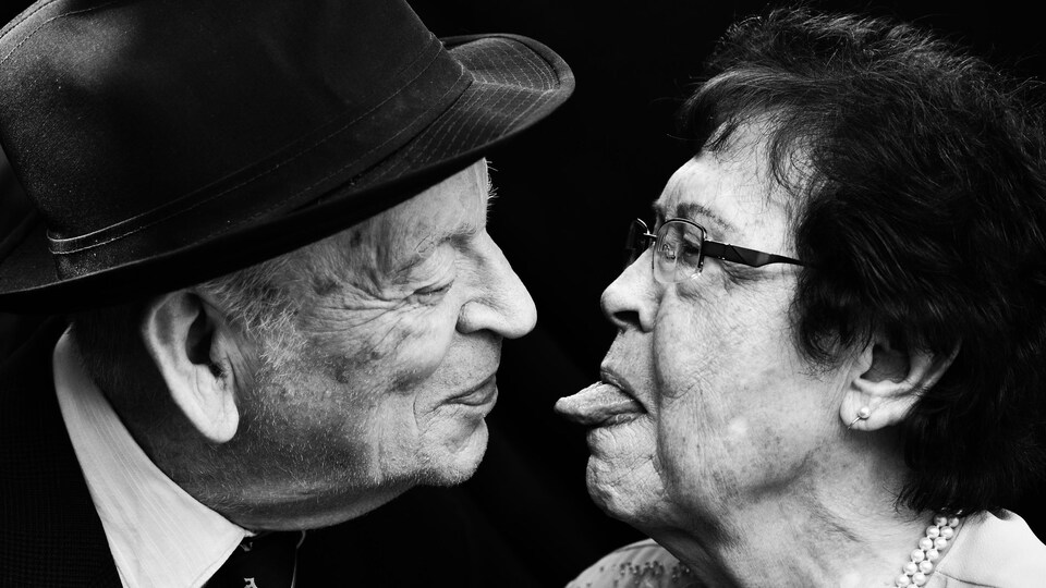 Roland Breton s'amusant avec sa femme.