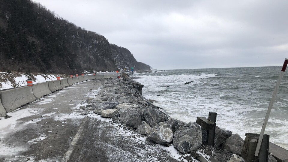 Un enrochement au niveau de la route, dont des morceaux ont été arrachés par les éléments.