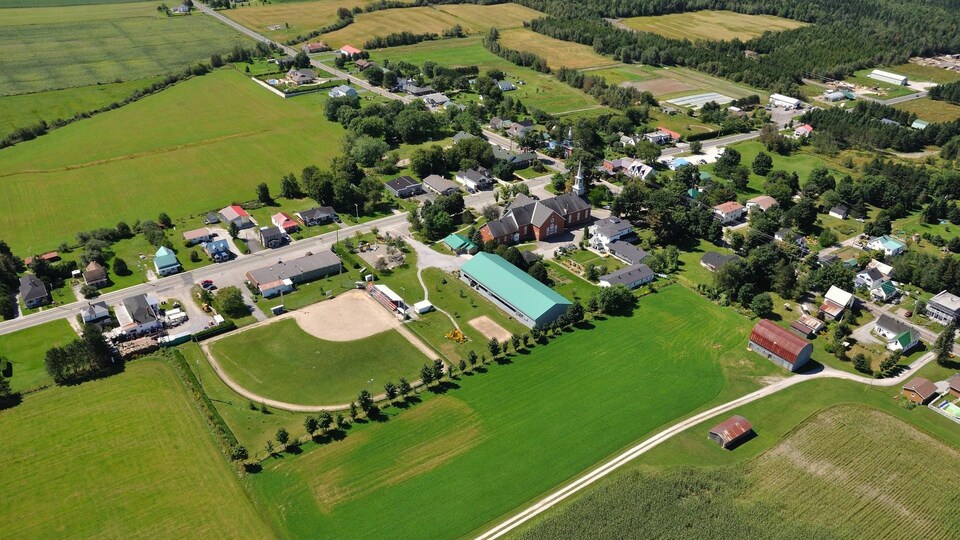 La municipalité de Saint-Camille vue du ciel. Il y a un terrain de baseball, plusieurs bâtiments ainsi qu'une vaste étendue agricole.