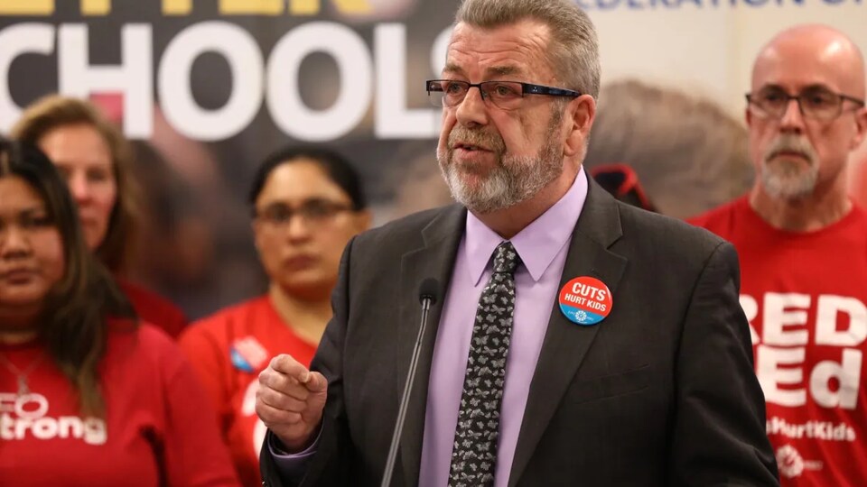 Sam Hammond parle devant des membres du syndicat.