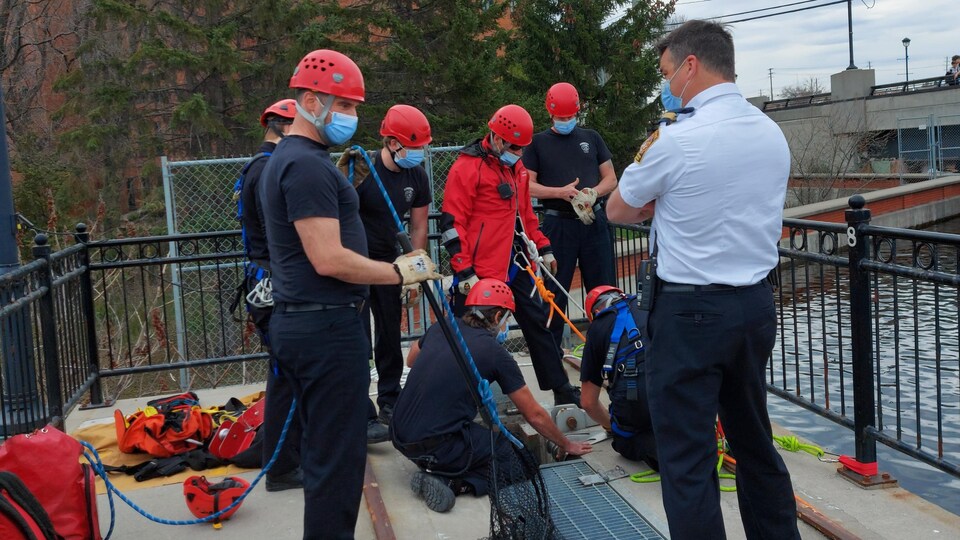 Une équipe de pompiers se préparent à descendre en rappel