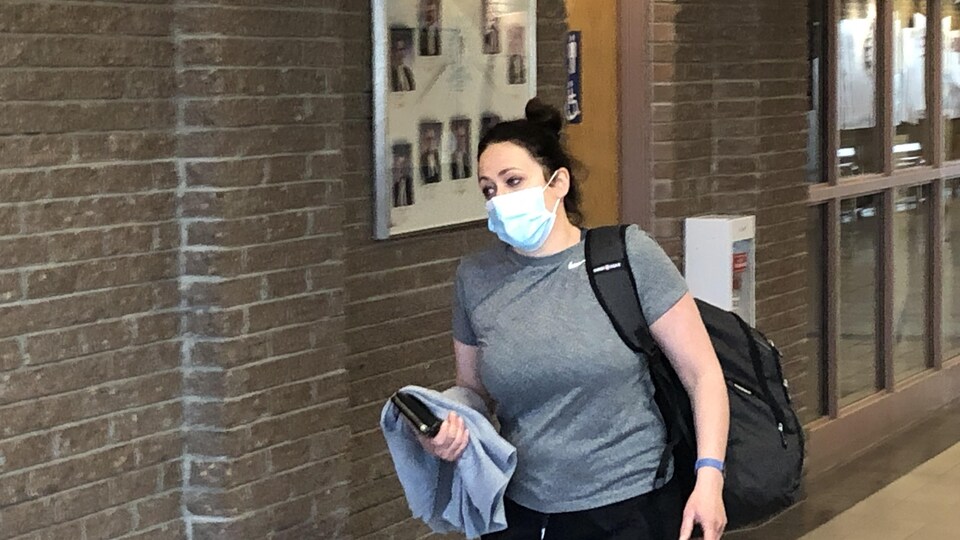 Roxanne Savard walks into the Sherbrooke courthouse.