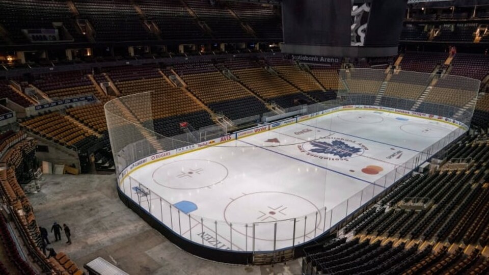 La patinoire de l'aréna Banque Scotia et les gradins qui l'entourent.