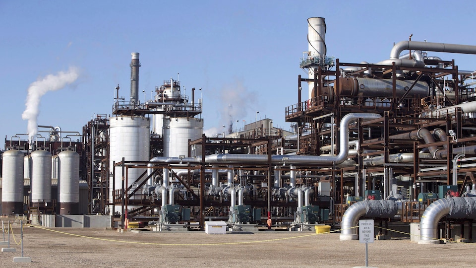 Un complexe industriel fait de tuyaux et de cheminées.