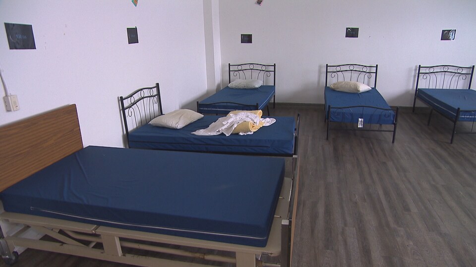 Des lits au refuge du Partage St-François, à Sherbrooke.