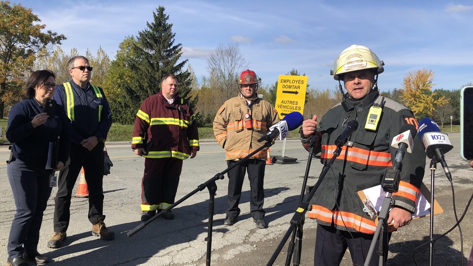 Le directeur du Service de protection contre les incendies de Sherbrooke, Stéphane Simoneau, donne les derniers détails concernant l'effondrement.