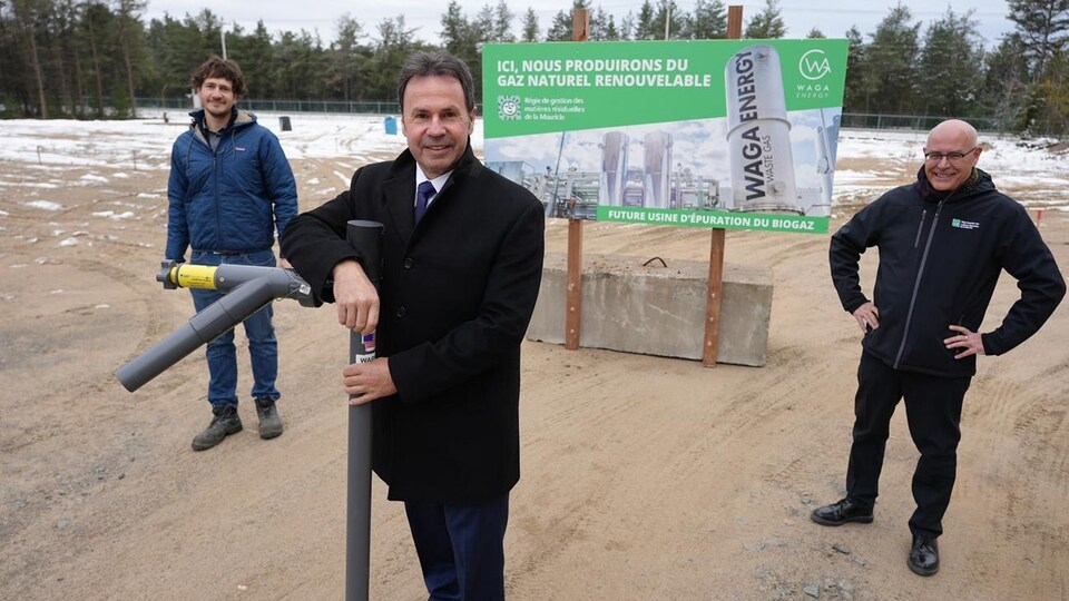 Des représentants de la Régie de gestion des matières résiduelles de la Mauricie et de l'entreprise Waga Energy Shawinigan au site d'enfouissement des déchets de Saint-Étienne-des-Grès