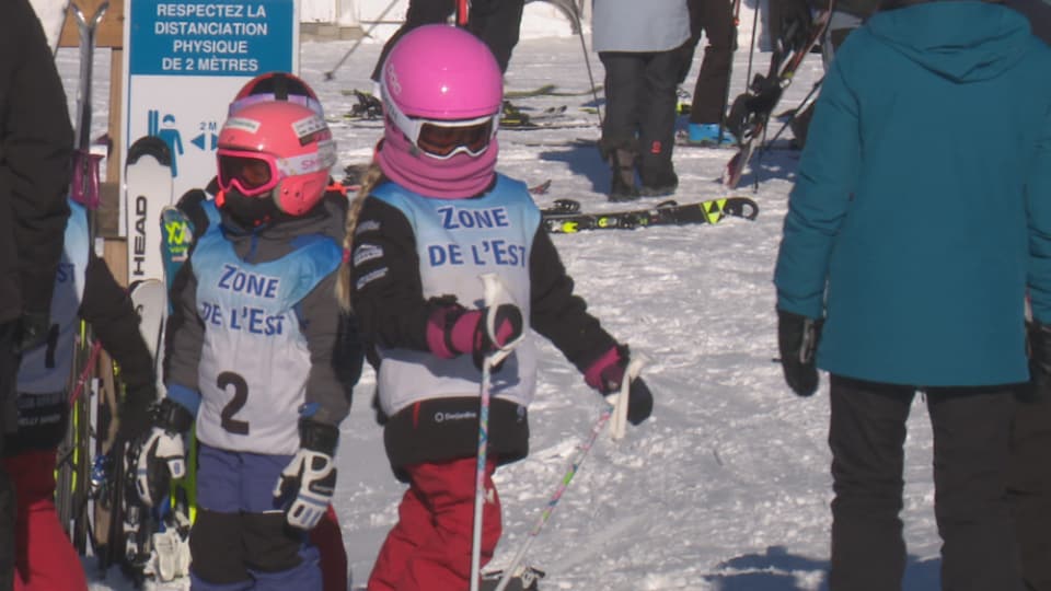 Deux jeunes skieurs en dossard.
