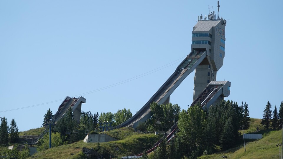 Pistes permanentes pour l'entraînement au ski acrobatique.