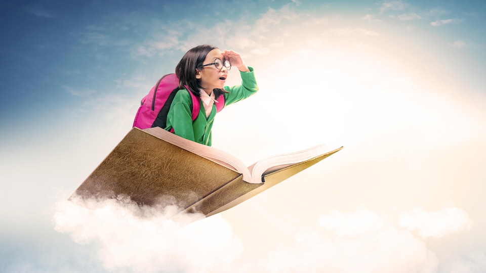 Une fillette sur un livre géant qui flotte au-dessus de nuages.