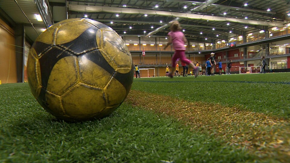 Un gros plan sur une balle de soccer dans un gymnase intérieur.