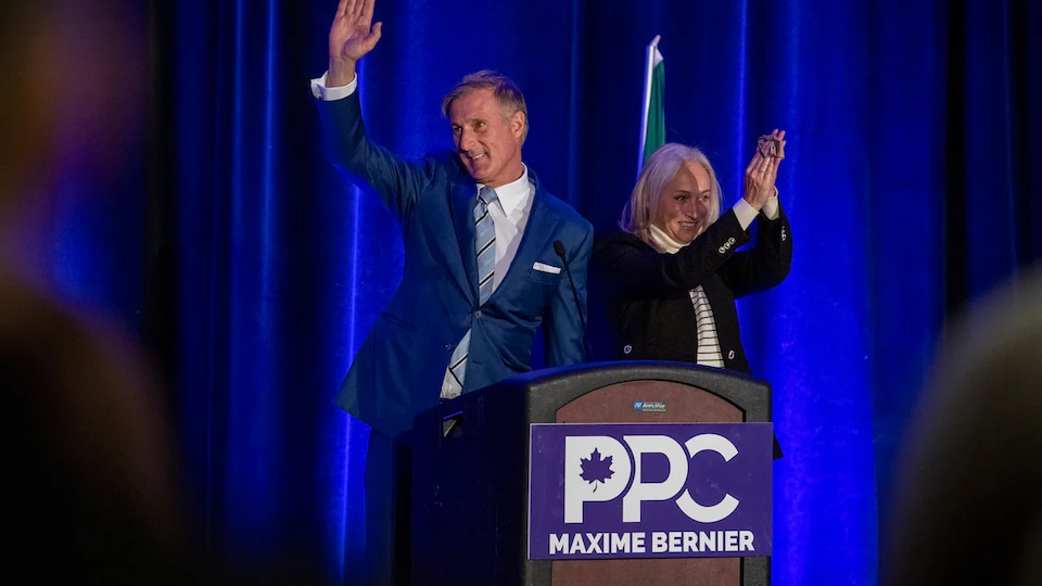Maxime Bernier et sa femme Catherine Letarte saluent la foule lors d'un rassemblement le soir des dernières élections fédérales.