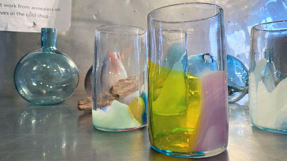 Exemples de verres colorés sur une table. 