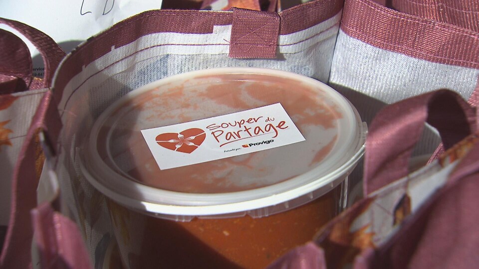 Un contenant en plastique plein de sauce à spaghetti porte une étiquette « Souper du partage présenté par Provigo ».