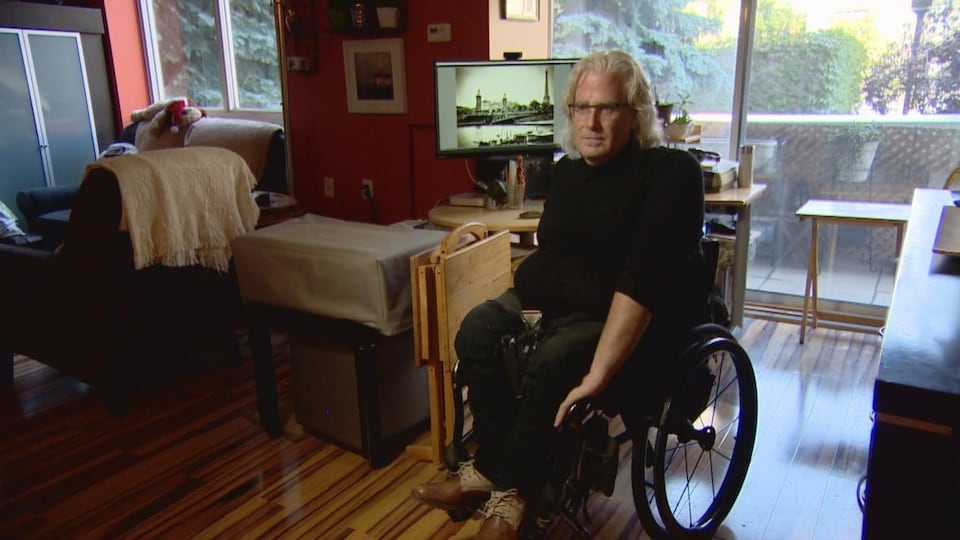 Steve Kean sur son fauteuil roulant dans un salon.