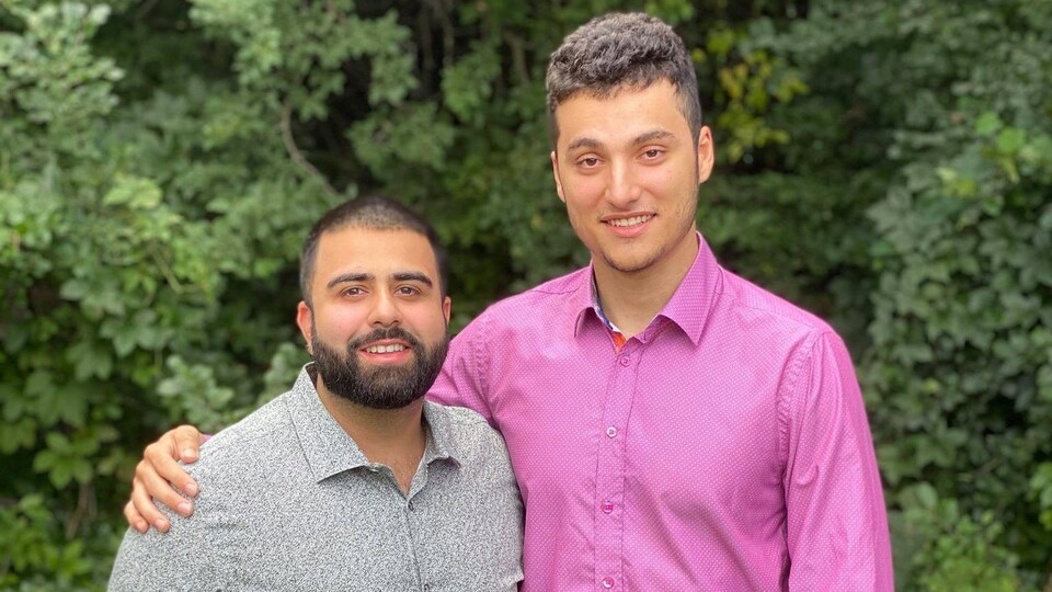 Sunny Nakra et Samuel Boylan-Sajous se donnent une accolade.