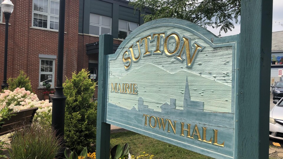Une affiche sur laquelle il est écrit « Sutton, mairie ».