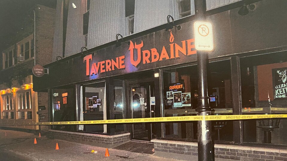 Un ruban jaune délimitant une scène de crime devant la Taverne urbaine, à Sherbrooke. 