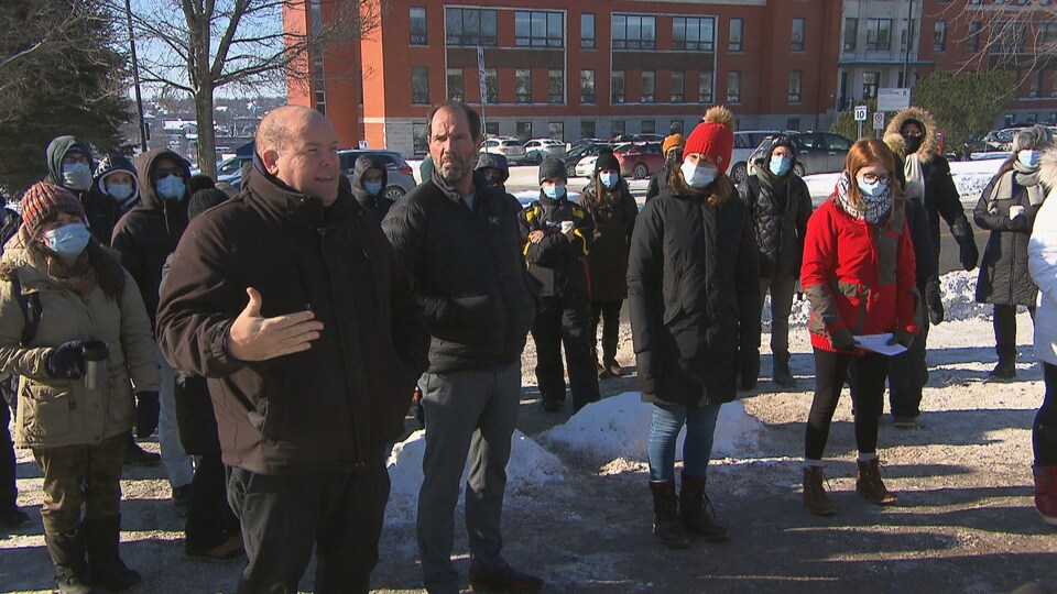 Une trentaine de personnes manifestent devant le cégep de Sherbrooke.