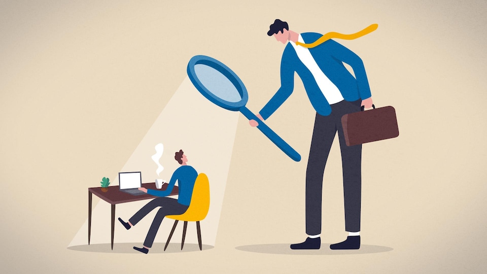 Illustration d'un homme qui travaille à un bureau pendant qu'un deuxième l'observe avec une grande loupe.