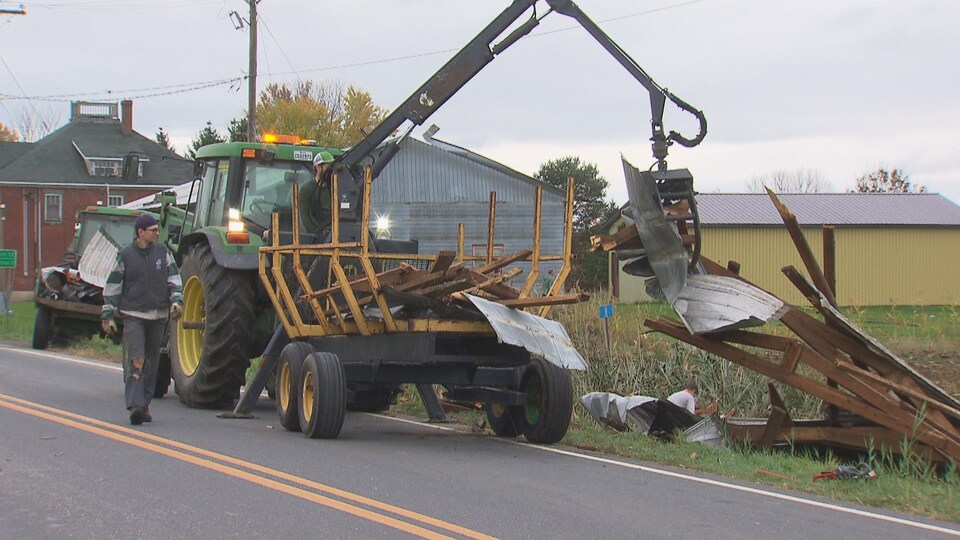 Un tracteur ramasse des débris.