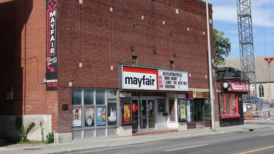 Extérieur du bâtiment qui abrite le cinéma Mayfair.