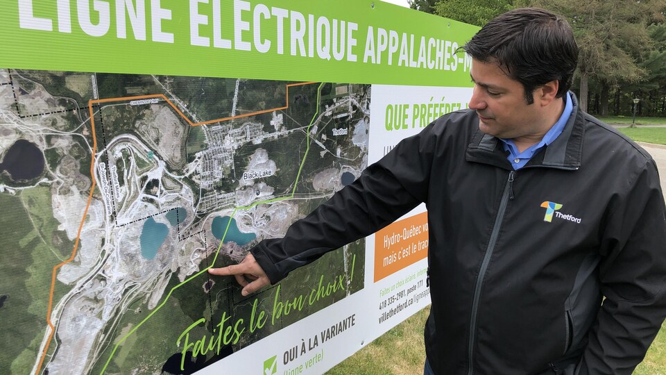 Marc-Alexandre Brousseau pointe une carte de Thetford Mines.
