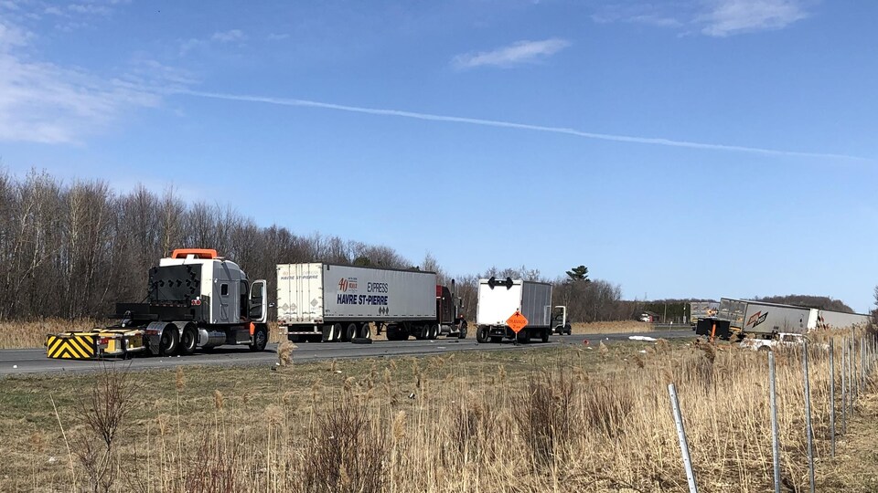 Un gros camion et une voiture sont sortis de route.