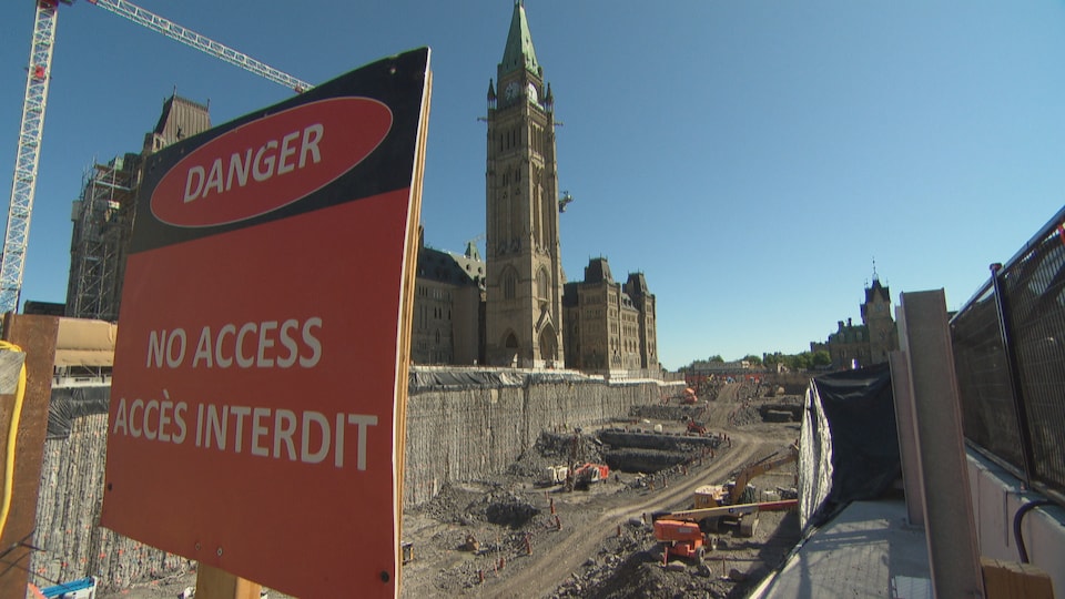 Vue sur les travaux devant le Parlement d'Ottawa.