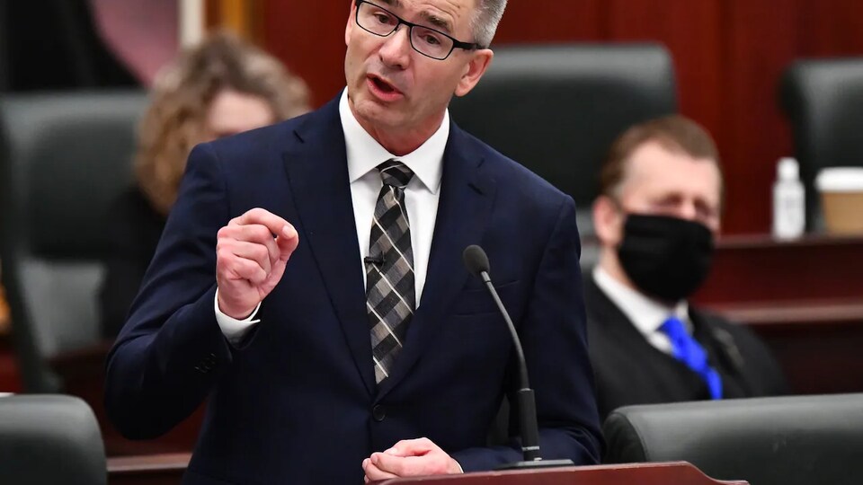 Le ministres de Finances de l'Alberta, Travis Toews, en pleine allocution.