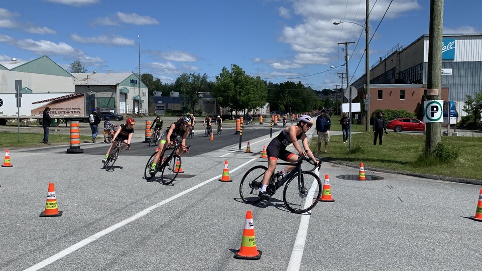 Des cyclistes prennent un virage sur la rue Roy à Sherbrooke,