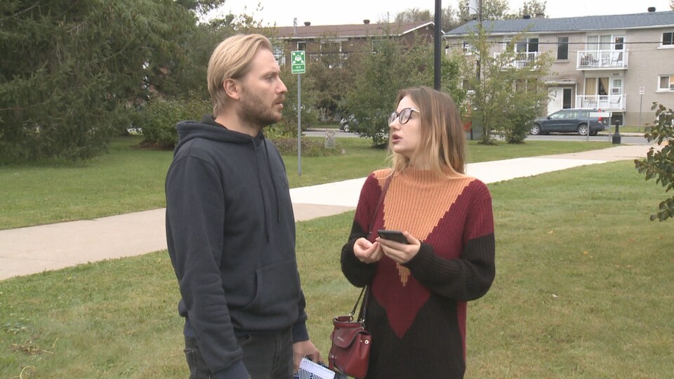 Anton et Anna Stukalova, deux avocats ukrainiens réfugiés à Drummondville, debout à l'extérieur.