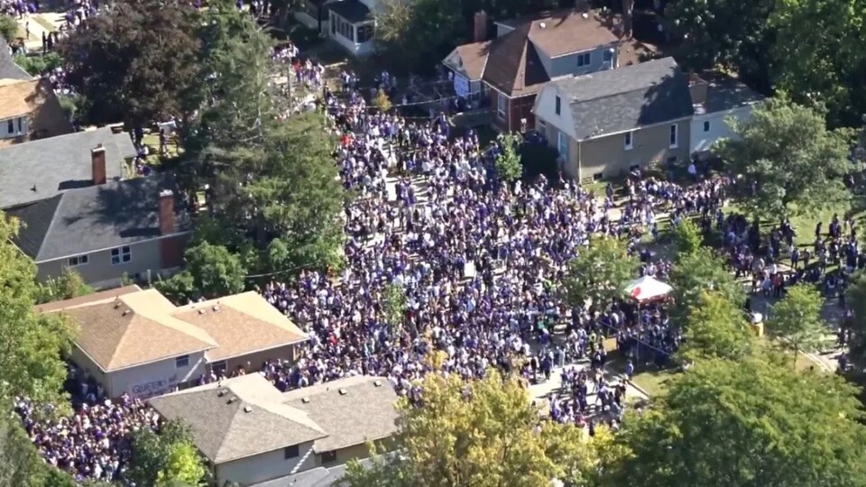 Prise aérienne d'une foule dans des rues.
