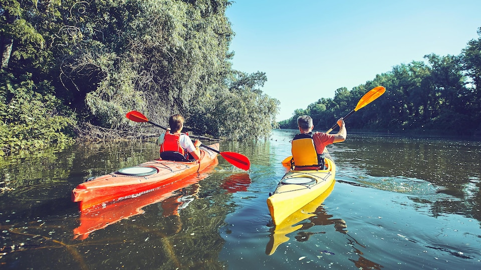 Deux personnes en kayak sur une rivière.